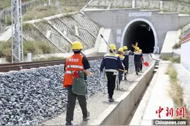 高温下，他们为拉林铁路接触网吊柱补“身份证”图片