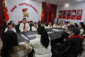 武汉一小学组织“红领巾爱心义卖”活动图片