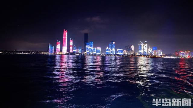 外籍嘉宾乘船夜游浮山湾，感受岛城璀璨夜景与人文魅力