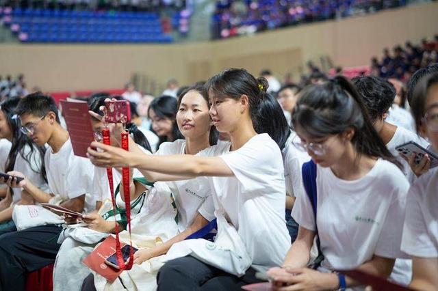 中大新生上“大学第一课”