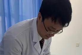 少年膝关节受伤疼痛剧烈，拍片却没骨折，医生慧眼揪出“罪魁祸首”图片