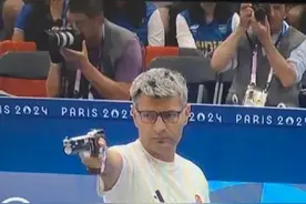 近视眼镜+睡眠耳塞，51岁大叔轻松摘银，土耳其大使馆回应图片