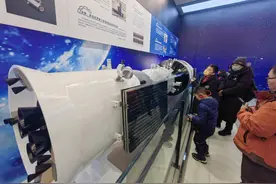 春节假期，游客排长队参观哈工大航天馆图片