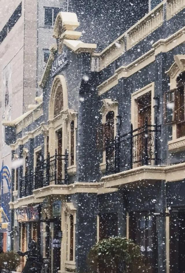 来这个小城看雪泡温泉，美哭了！