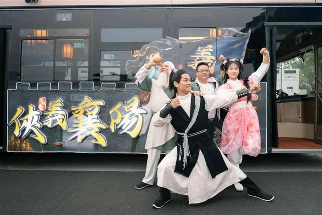 郭靖黄蓉亮相襄阳花车！评论区吵翻了！