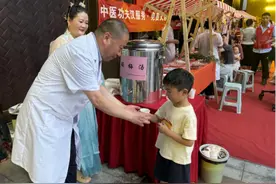 郑州市：中医、汉服秀 点亮义诊健康夜市图片