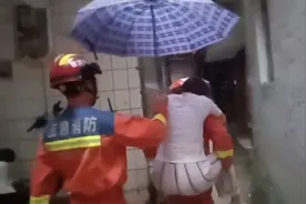 女子突发心脏病因暴雨被困家中，消防蹚水救援图片