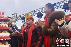 四川富顺：老人五代同堂摆118桌百岁宴 心态好是长寿关键因素图片
