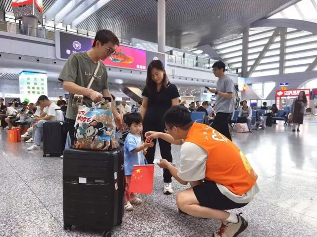 我的铁路风景｜车站化身流动的“文化驿站”，引来旅客纷纷打卡