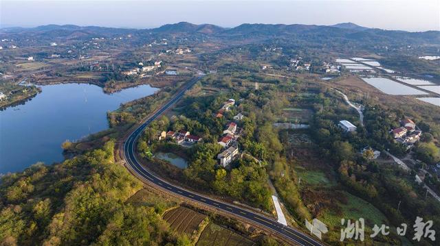 一线串景吸引千万游客 随州“心形”公路画圆