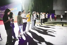 暴汗解压又能认识新朋友 这届年轻人流行在公园里玩“捉迷藏”图片