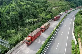 中老两国榨季甘蔗跨境运输正式开启图片