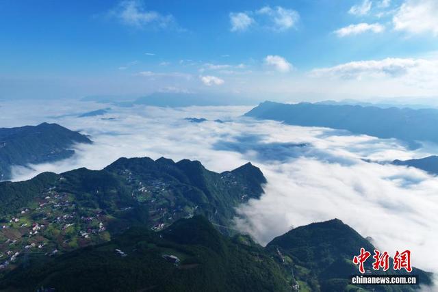 湖北巴东：云海映山峦 乡村入画屏