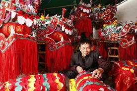 江西南康：民间手艺人赶制龙灯 迎新春图片