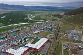 “两路”通车70年，天路遍开格桑花图片