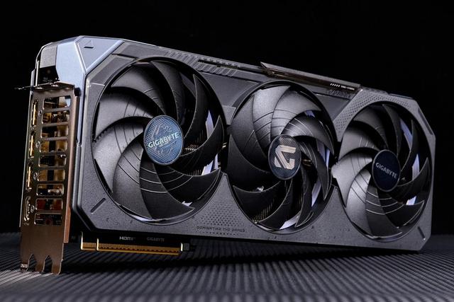 技嘉GeForce RTX 5070 Ti GAMING OC 魔鹰 16G显卡评测：中高端游戏与AI的性能怪兽