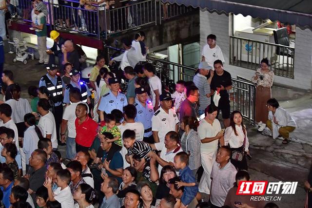 张家界：当板板龙灯舞动溇澧 旅发会夜游观演活动背后的藏蓝身影