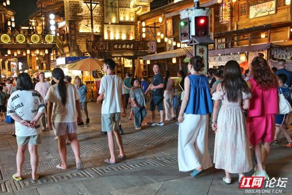 古街夜市，平凡日子里人来人往的热闹场