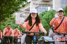 青年情侣为爱骑行  从上海最“甜”马路出发齐心感受海派魅力图片