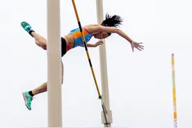 全国田径大奖赛第三站：牛春格夺得女子撑杆跳高冠军图片