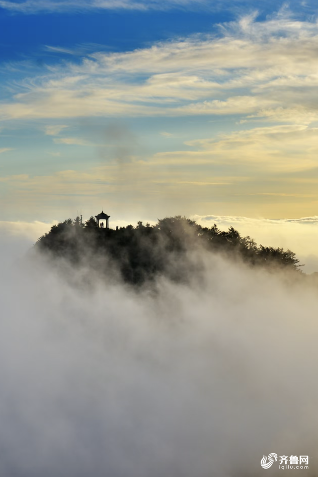 组图丨泰山云雾锁峰峦 静谧景致醉游人