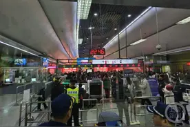 首破千万人次！公共交通、轨道交通单日客流创历史新高图片