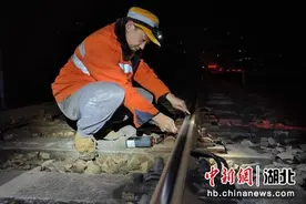坚守深山为列车“明眸”的铁路信号工图片