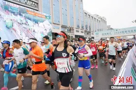 2024桂林马拉松赛三万名中外跑友奔跑山水间图片