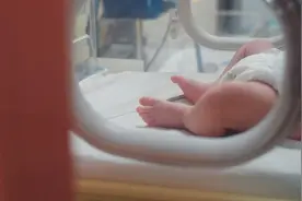 早产儿出生4天死亡家属起诉医院索赔87万 一审判医院担责25%，赔偿26.7万图片