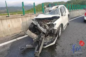 “智驾”一开，放手不管？多起交通事故敲响警钟：慎用辅助驾驶｜一周警报图片