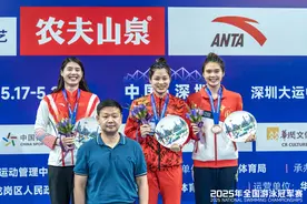 浙江游泳首枚女子蝶泳金牌诞生，余依婷加冕本届游泳冠军赛首个三冠王图片