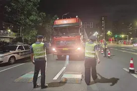 深夜行动！安宁交警与交通执法大队联合整治重型货车超限超载图片