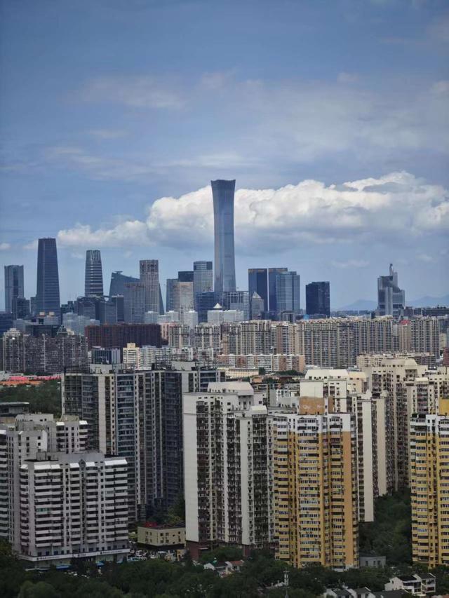 远眺北京天际线美景，白云蓝天下，天坛和天安门同框！