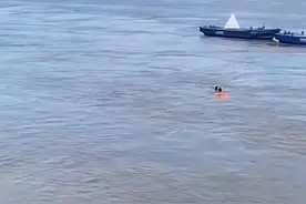 湖北一女子为救狗跳入江中漂流近百米 大爷下水救回图片