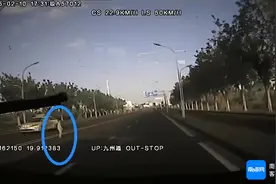 惊险！男童马路中间玩耍 海口公交司机暖心护送图片