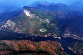 图集丨川北“小九寨”碧水如镜 漫山红叶图片