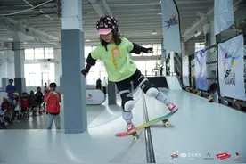 驭风而行！滑板少年们挑战极限→图片
