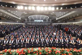 中国政法大学教授、博士生导师罗翔在首都关心下一代大讲堂作青少年法治宣传教育专题报告图片