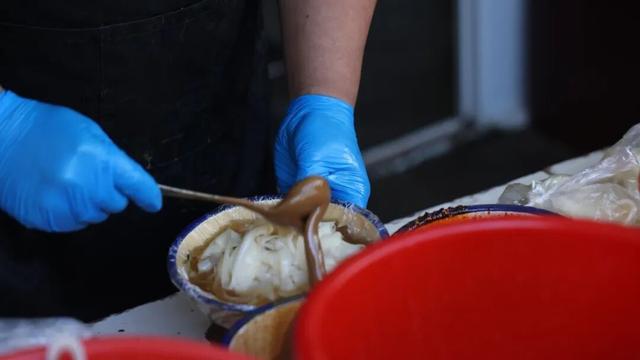 崔庙藏不住了！一碗凉皮竟吃哭了刚来3年的“牛马”打工人