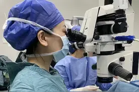 69岁男子3000度超高度近视并发白内障，医生：这类患者应尽早手术图片