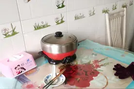 出门找手机没关电火锅又忘带门钥匙，婆婆焦急报警，民警火速救急！图片