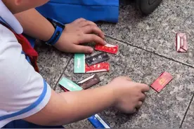 近期小学生风靡玩“烟卡”，三亚市教育局：禁止带入校园，可没收图片