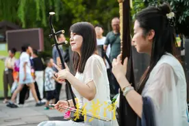 国风快闪大明湖畔上演，现场有小朋友配合音乐起舞图片