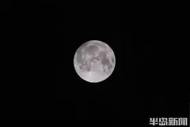 青岛：中秋“超级月亮”云中现身图片
