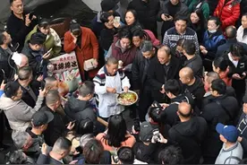 当挑担叫卖30年的“王鸡肉” 站上“流量场”图片