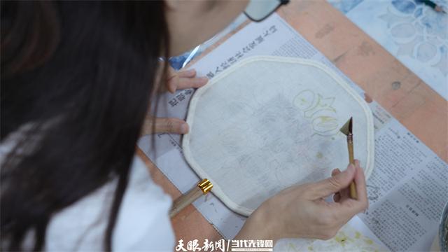 沿着公路找“彩蛋”①｜侗歌爬上鼓楼檐，蓝靛飘落在侗乡