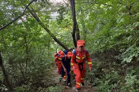 女子登山时突发身体不适 北京海淀消防徒步翻山成功营救图片