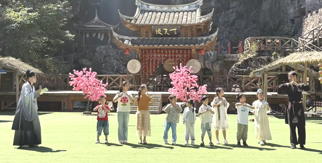 国庆爆火！福建侠天下刷屏，游客直呼：“这哪是景区？分明是武侠梦照进现实！