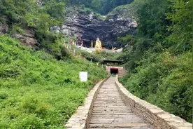 奇峰峻岭王母洞图片