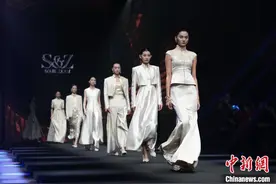 共赴时尚十年之约 AW2025北京时装周启幕图片
